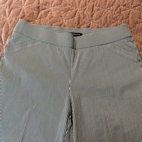 Liz Claiborne ankle pants - Picture 3 of 5